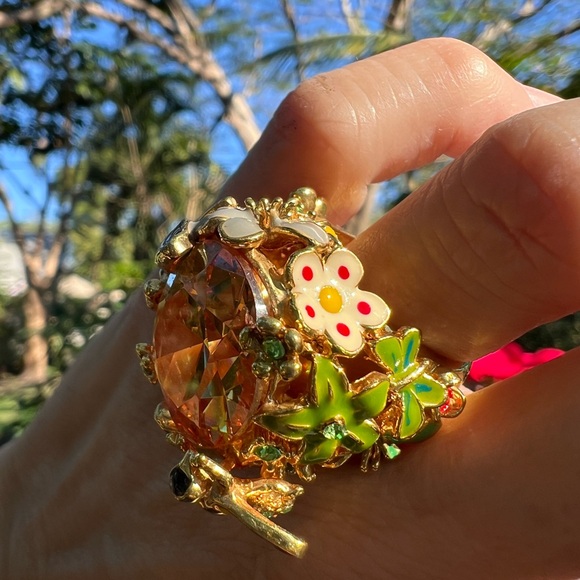Gorgeous Enameled goldtone flowers n bee butterfly cocktail statement ring - Picture 5 of 12